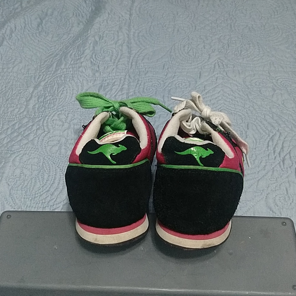Hot pink & black kangaROOS sneakers women's sz 6